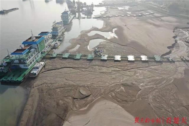  同期|长江武汉段水位12年来同期最低，海事调集拖轮到重点水域24