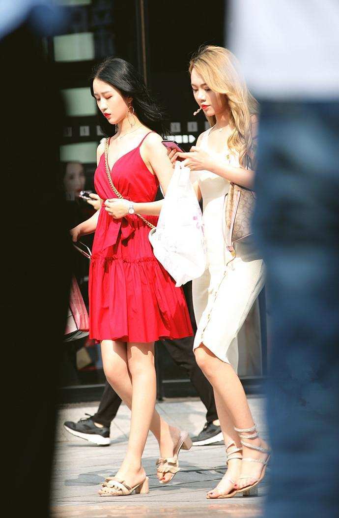 街拍裙装美女, 迷人身姿凸显成熟气息