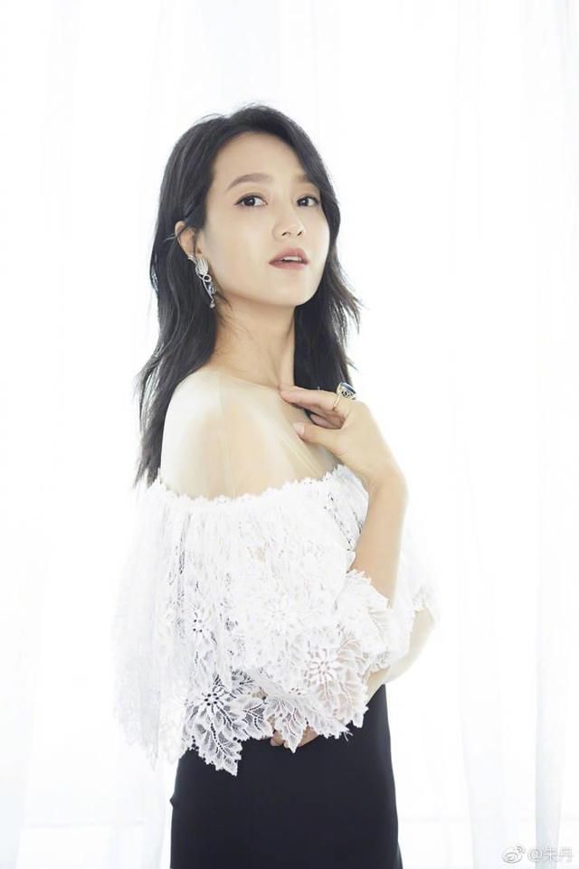 女星疑似坐周一围大腿,被网友狂怼,朱丹晒亲子照粉碎传言