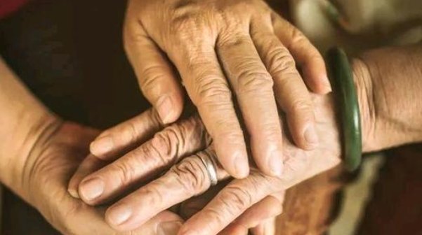 「父母」该怎样去爱你年迈的父母?做到以下3点,是对他们最大的孝