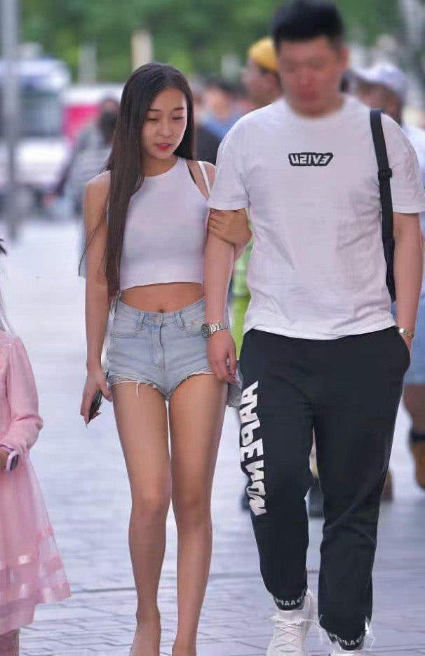 古典小姐姐齐腰热裤大长腿，热裤包裹翘臀让夏季不再闷热潮湿，很