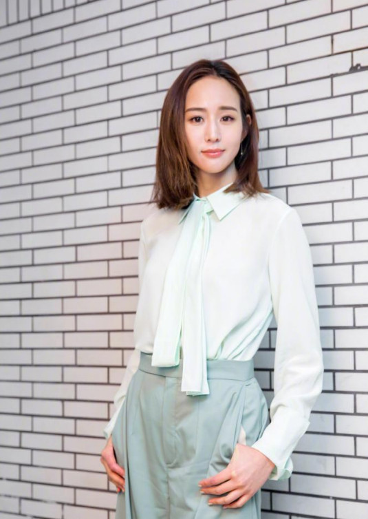 张钧甯穿绿裙现身机场，这纤瘦的大长腿啊，看了小心脏受不了！