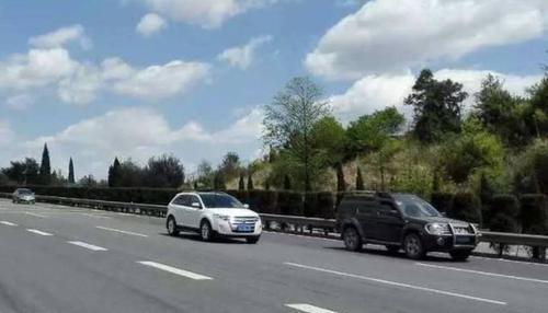 高速开车，最左侧车道是最安全的吗？听听老司机的点评吧！