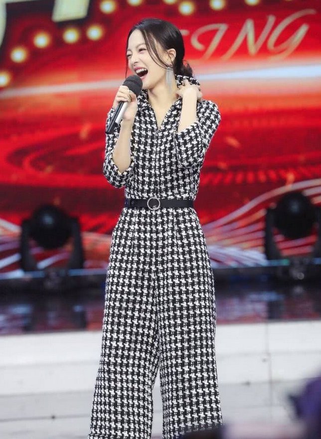 张韶涵只不过穿了一条连体裤，身高从158秒变178，气场全开