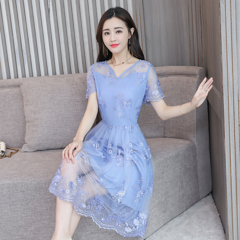 7月新出一种“湖水蓝”美裙，最适合28-45岁女人穿，美翻了