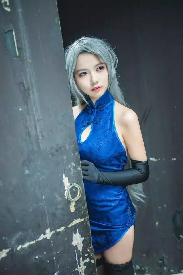 五官精致，紧身旗袍，小姐姐不光模样好，身材也苗条