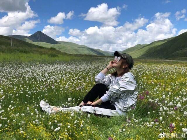 薛佳凝微博晒照疑似回应与胡歌复合传闻，蓝天绿草下少女味十足