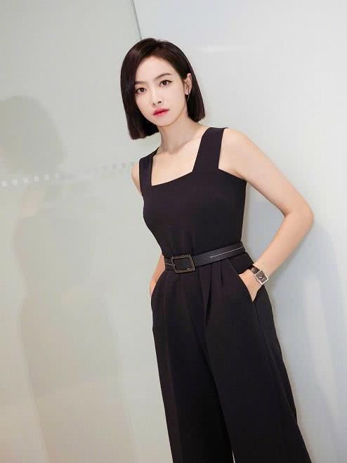 赵丽颖和宋茜同穿连体裤，一个清纯像初中生，一个却像“女总裁”