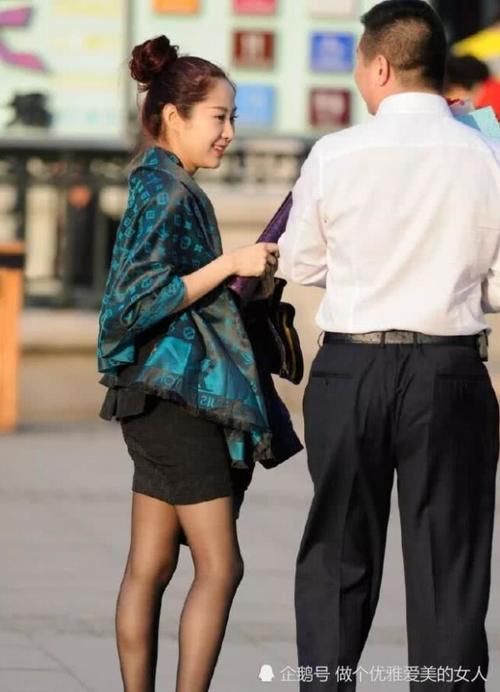 『 穿搭』但你见过连衣短裙配黑丝袜吗，真难看！，都说苗条身材的女人穿黑丝袜特别美
