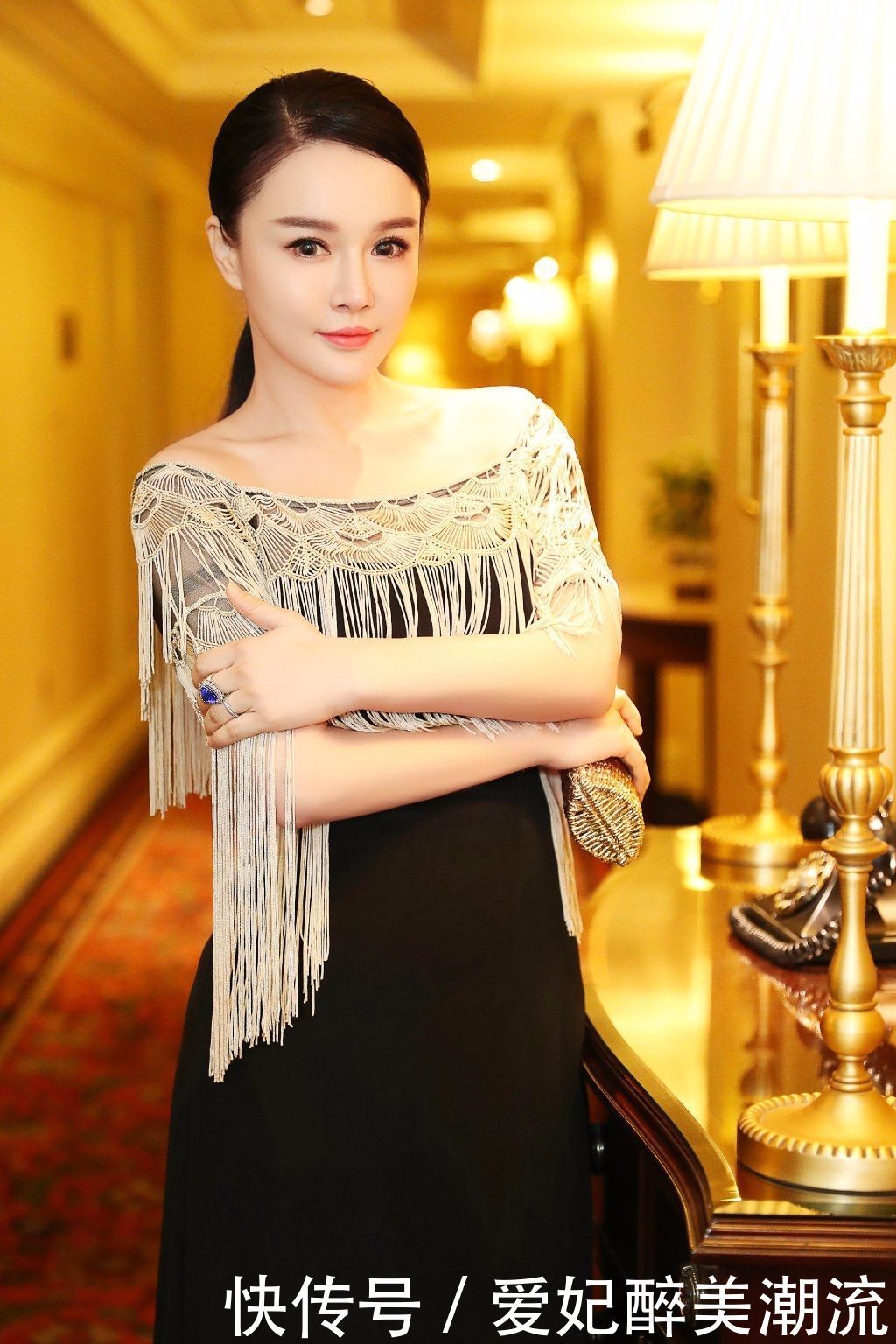 冉莹颖穿V领连体短裤，用手捂住领口防走光，网友：敢穿不敢露？