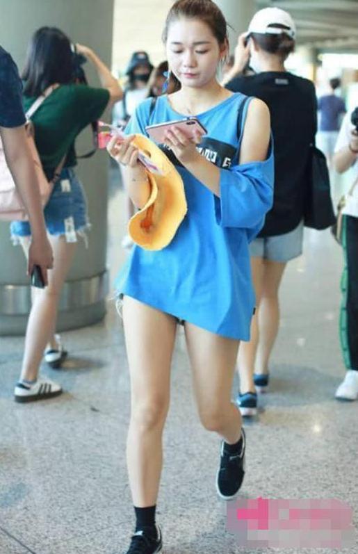 段奥娟真疯狂! 下体失踪只穿短袖? 网友: 16岁就这样穿真的好吗