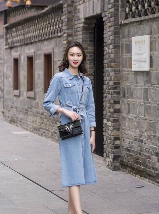  「美女」路人街拍，美女青春减龄又美丽吸睛