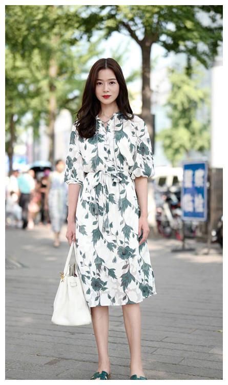 街拍：一字肩连衣裙，锁骨突出，多少女生都羡慕的好身材！