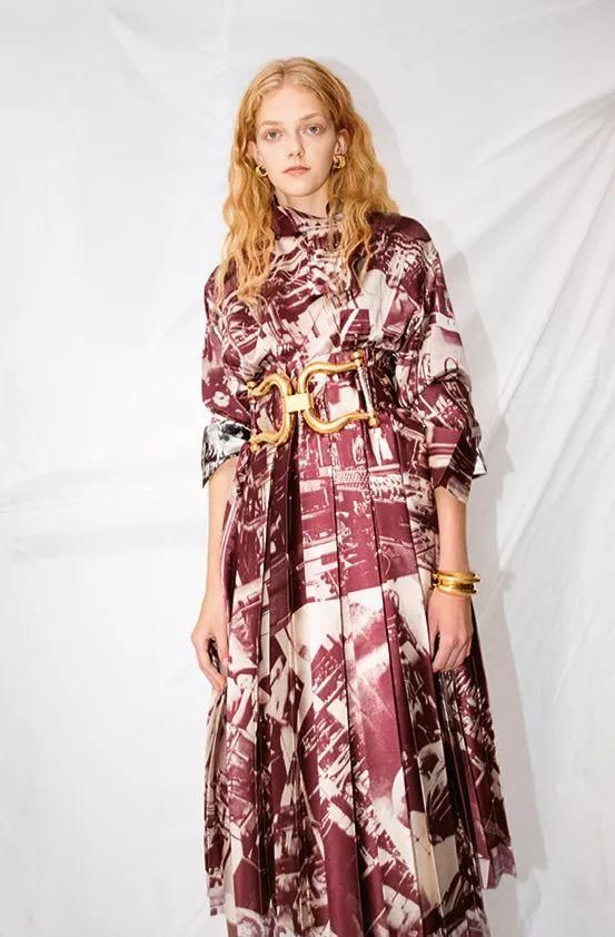 秋天这几款裙子美翻天，高圆圆、刘雯早就穿起来了！