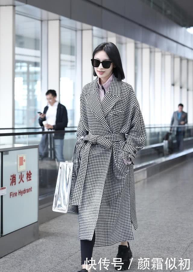 张俪一身黑白配走机场,身材高挑似九头身,