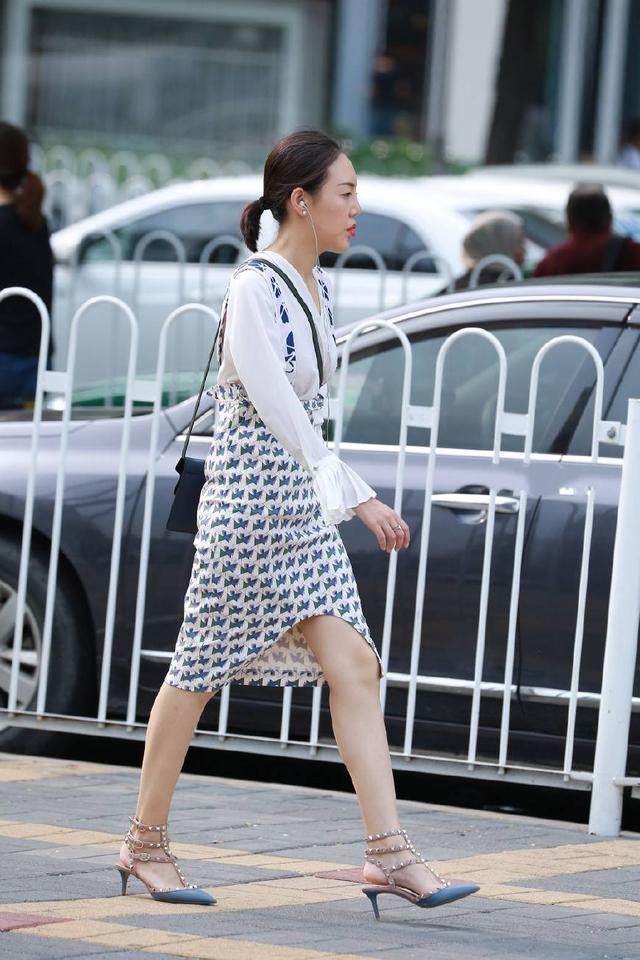 街拍：时尚白皙青春的小姐姐，秀出个性秀出自我！