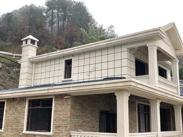  房盖■重庆刘先生回乡建洋楼，光挖机费就花了2万多，这房盖的有