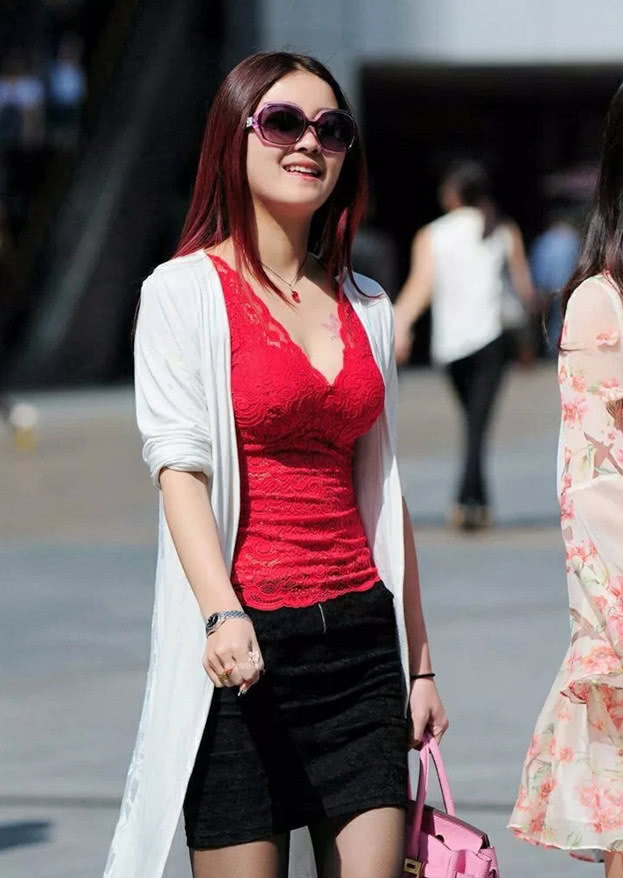 身姿妩媚的小姐姐，性感穿搭引来路人纷纷观望，搞得人家都害羞了