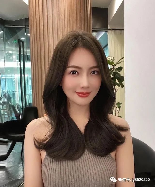  女人@最近很火“春天烫”，显瘦又女人味十足！