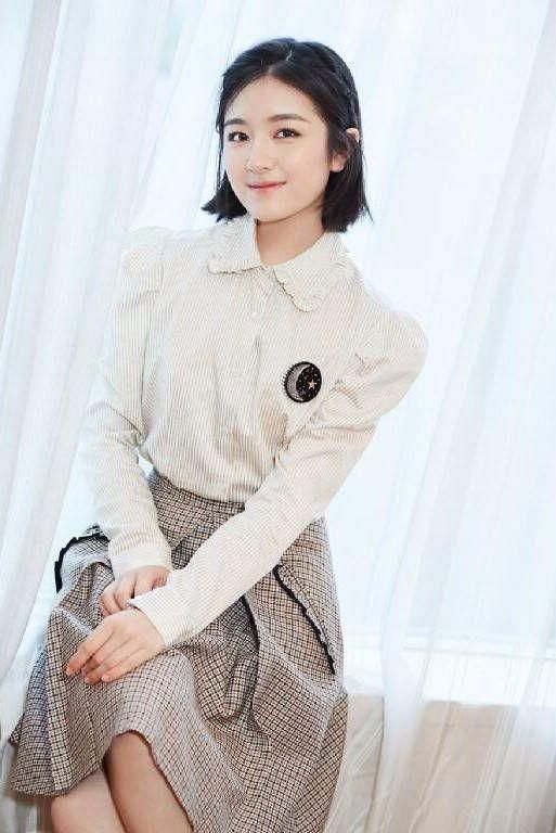 19岁李兰迪长得着急，穿的倒很水灵，连衣裙款式不错!