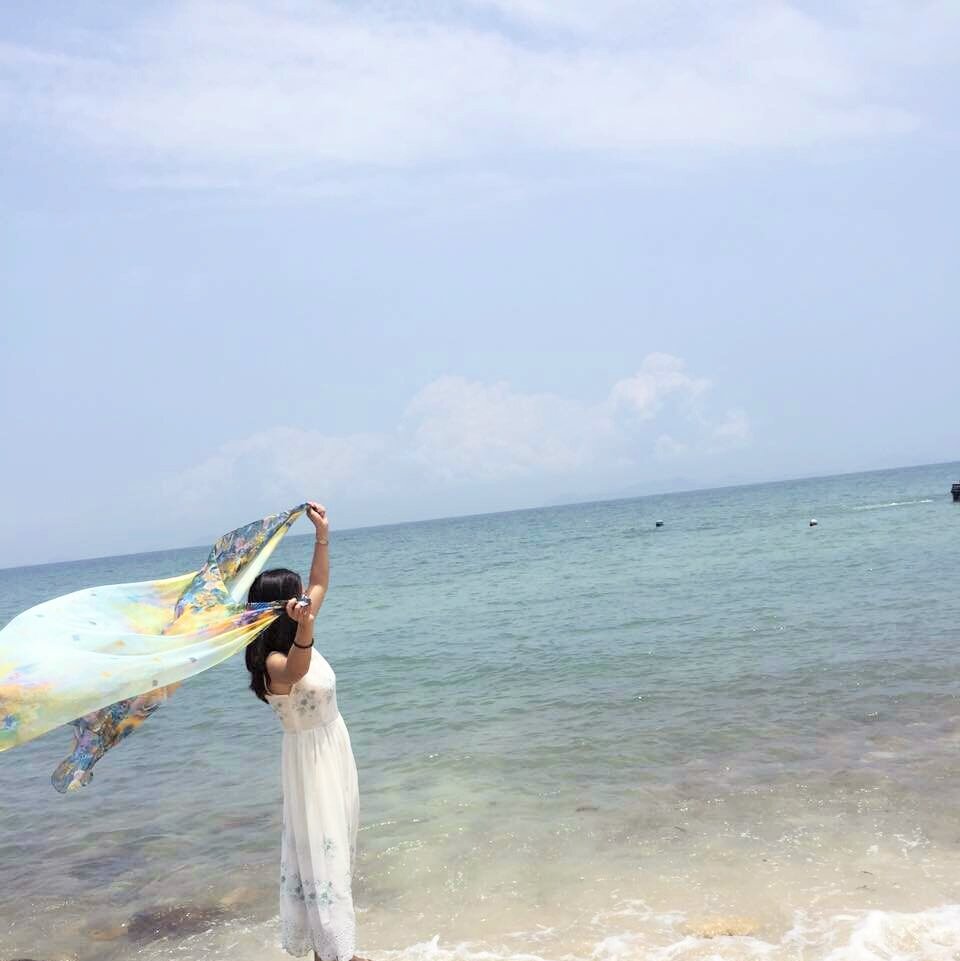 深圳南澳杨梅坑海边的飘逸美女