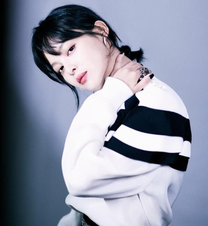 辛芷蕾真会玩,仅用一条A字裙,竟穿出逆天筷子腿!