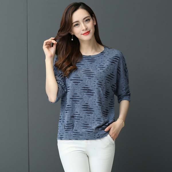 小姨来我家，身上穿的小衫白裤子，原来今年流行这样穿，优雅大气