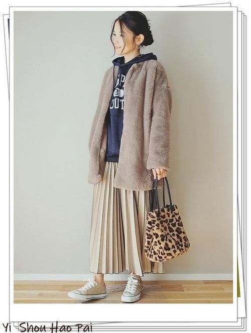 『海军蓝风连帽卫衣』能穿3季的万能搭配单品!海军蓝连帽卫衣的多种造型示范