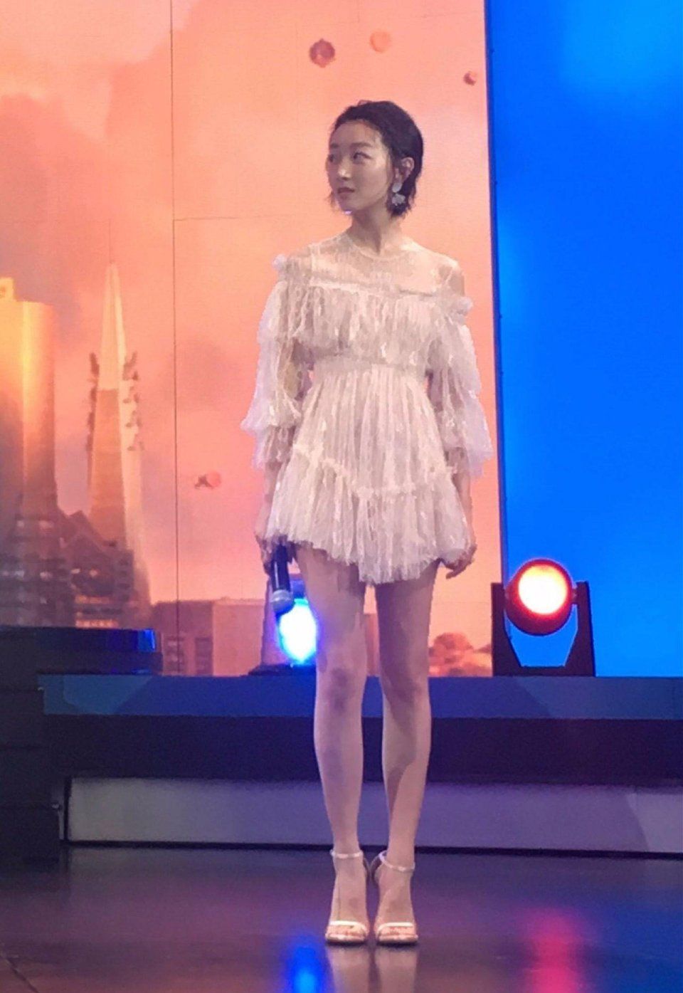 周冬雨的造型师是真的选对了,很会扬长避短,以前打扮是惨不忍睹