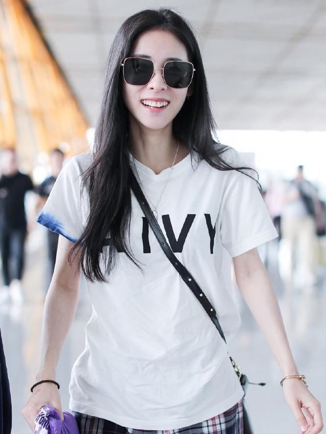 张碧晨的大裤衩，撞上王丽坤的半裙，同是格纹差别可真大!