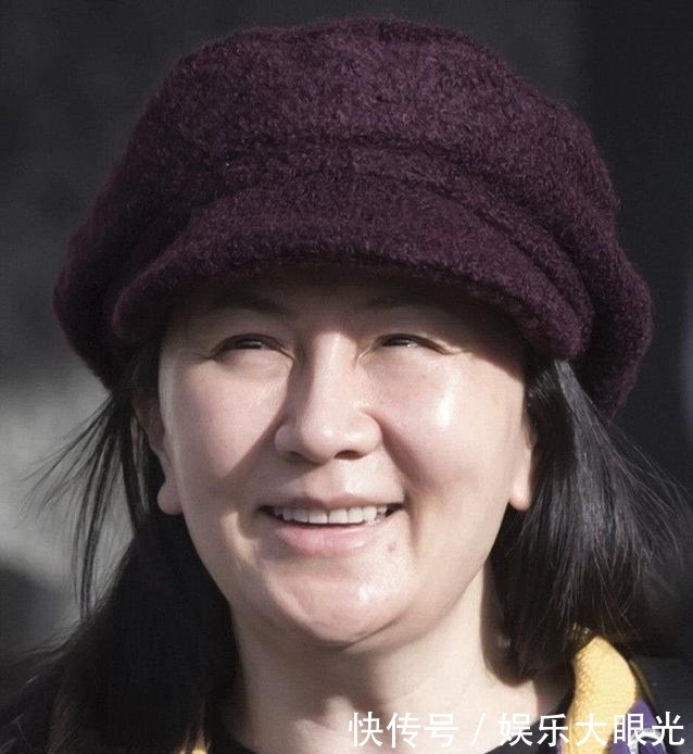 尽显|孟晚舟新照!一袭黑色连衣裙气质出众,尽显48岁女人的成熟美