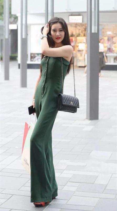 街拍：束身装展现S型身材，图四小姐姐身材太吸睛