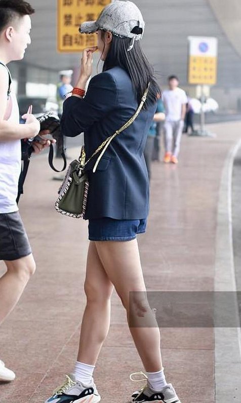 当热巴与刘芸一起秀腿,网友:真的是没有对比就没有伤害!