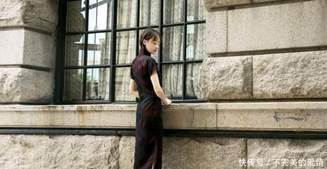 『 唯一』如今愈发有气质，穿旗袍优雅动人！，张嘉译唯一捧不红的“女儿”