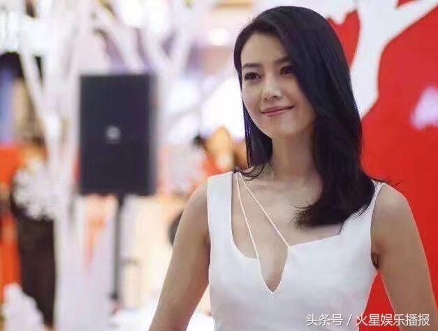 高圆圆身着性感白色连衣裙亮相活动 吊带貌似跑偏了