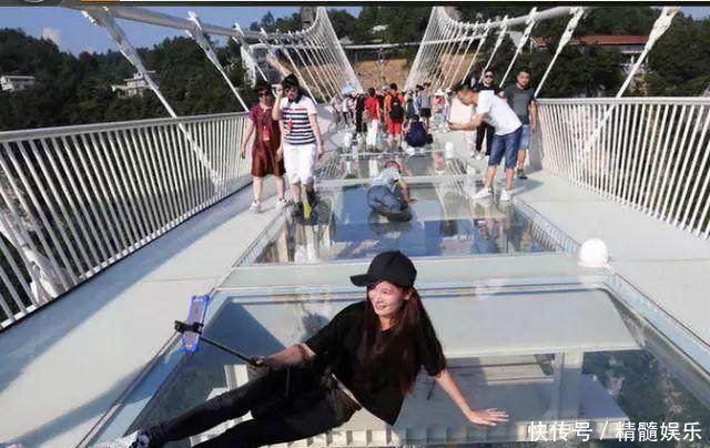 玻璃栈道上总会看到游客各种奇葩反应，最后一位男生不至于吧