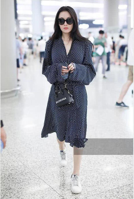 波点裙到底有多抢手，范冰冰和张馨予抢着穿，一对比傻眼了！