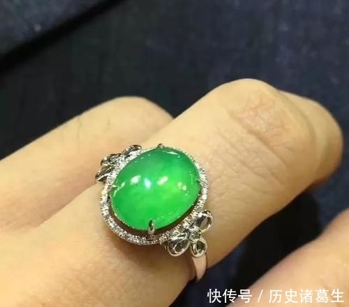  『气质』30上下的女人想要有气质，戴什么翡翠好？一定要选它！