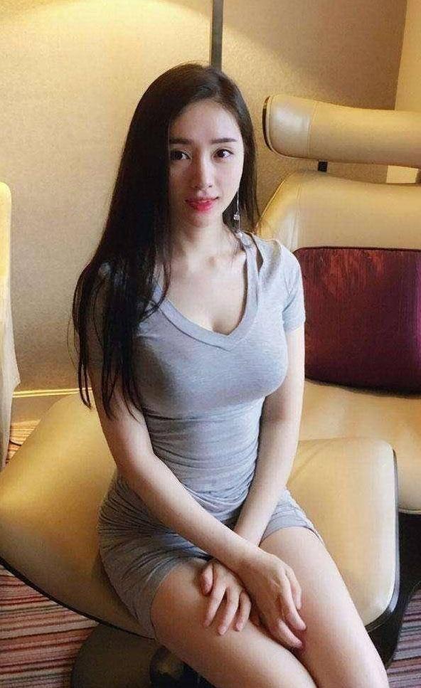 气质女人出门， 紧身裤显年轻又有魅力,，让女人更性感撩人