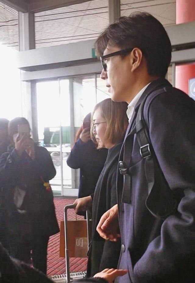 「丈夫」李佳晒丈夫早起照,靳东累得睁不开眼,还不忘搂着儿子