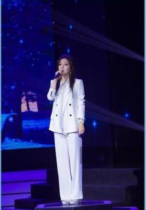 43岁的赵薇穿白西装太霸气，35岁的韩雪却不一样，网友：太仙气了