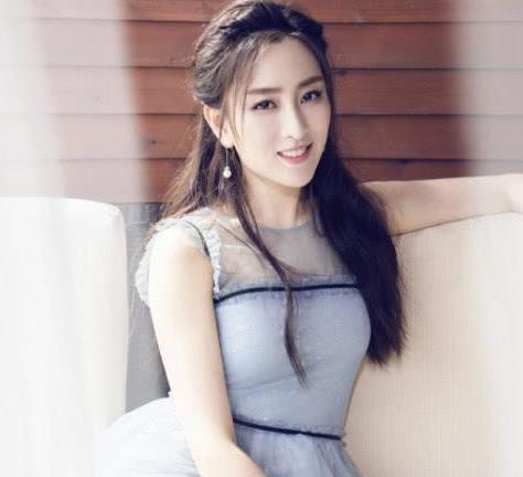 马苏活动太敢穿，白纱透视装后身亮点十足，网友：一眼难尽！