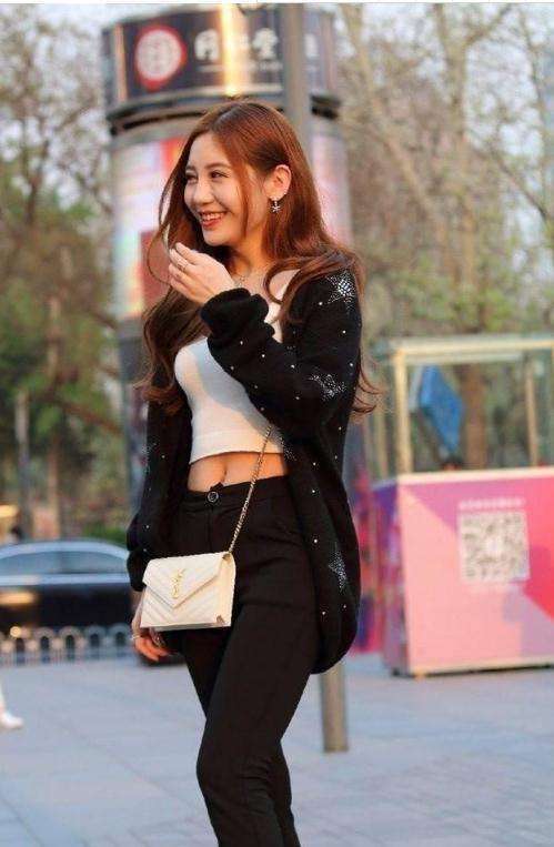 街拍: 露脐装美女笑起来如浴春风的小姐姐, 白皙俏丽苗条俏皮!