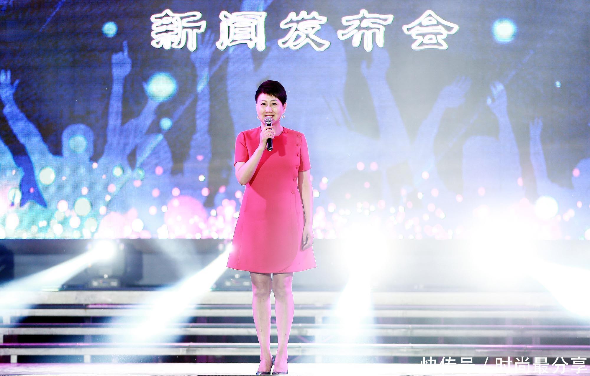 张凯丽穿短裙露大腿被嫌弃，网友吐槽：多大岁数了还敢这么穿