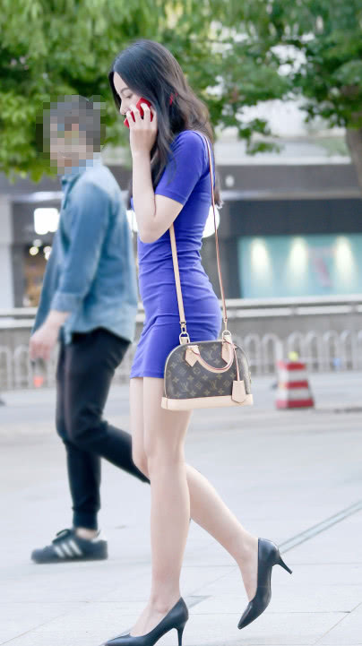 气质小姐姐一席蓝色裹臀裙,展现奥妙身材,圆润臀部下一双美腿,