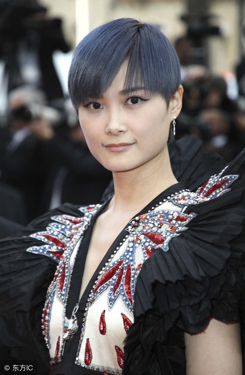 穿对了!李宇春现身戛纳红毯，这裙子设计太完美了，女人味十足