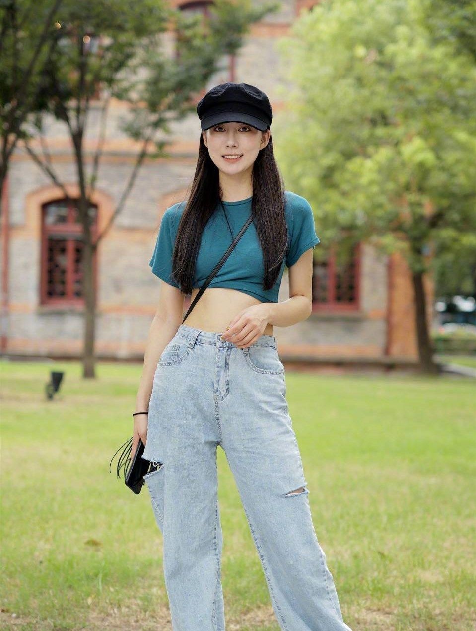  「美女」款式新颖的牛仔裤,让美女搭配出多种形象,充满了时尚感