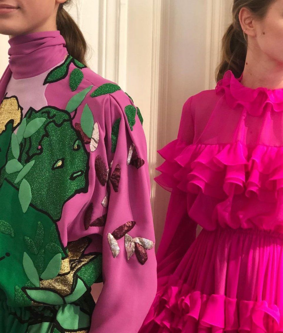 花团包围脸庞，羽毛变成云朵，世界上没有Valentino不敢做的少女