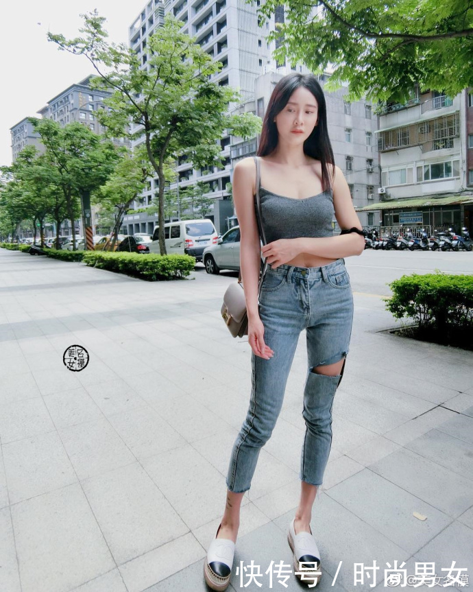 路人街拍，短发长腿小姐姐，不光是要热裤破洞，T恤也要破洞