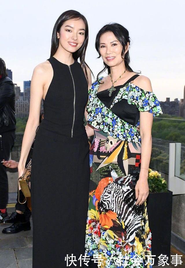 50岁邓文迪时尚路走偏了，印花裙扮嫩太过，最终还是输给了年龄